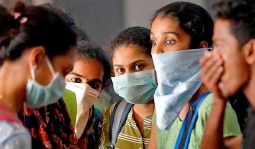 Mujeres jovenes indias con mascarilla para noticia sobre el COVID en India de Calcuta Ondoan