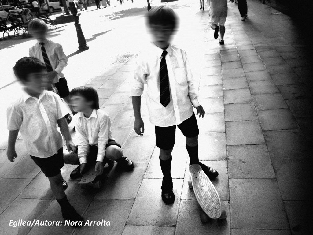 calcuta-ondoan-begiradak-infancias-robadas-05 «Pequeños ejecutivos» Foto «paralela» de N Arroita.