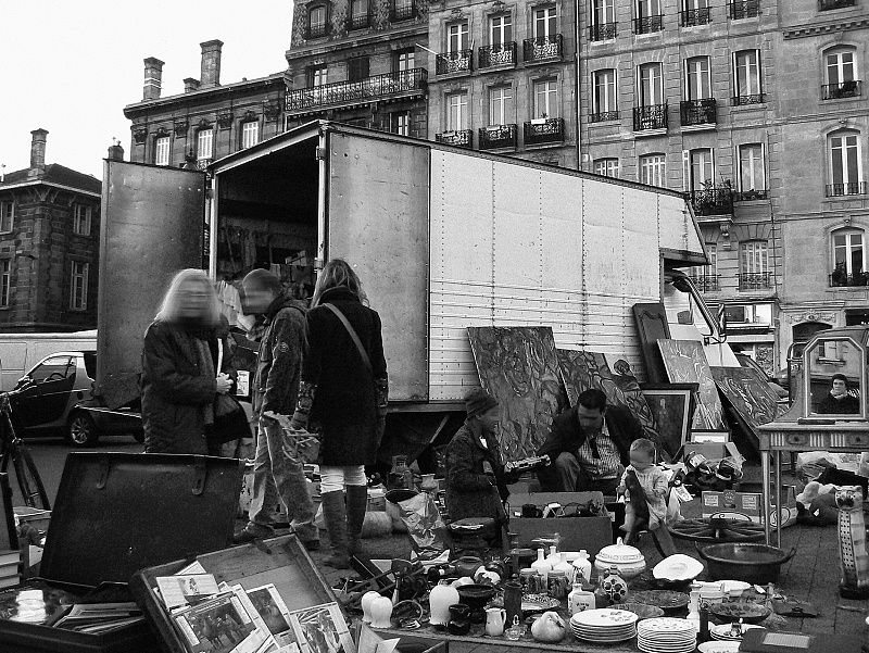 calcuta-ondoan-expo-miradas-basura-electronica-05 «Tirar y comprar»
Foto «paralela» de N. Arroita.