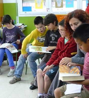 calcuta-ondoan-proyectos-lo-que-nos-une-02 Profesora y alumnos y alumnas revisando material docente para la sección de proyectos