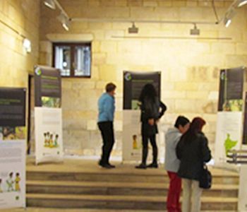 calcuta-ondoan-proyectos-mas-alla-del-sari-01 Imagen del interior de la exposición Más alla del Sari dentro del mismo proyecto de Calcuta Ondoan
