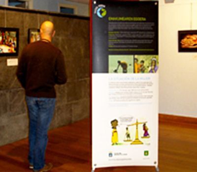 calcuta-ondoan-proyectos-mas-alla-del-sari-02 Imagen del interior de la exposición Más alla del Sari dentro del mismo proyecto de Calcuta Ondoan