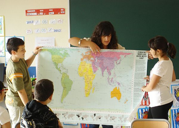 calcuta-ondoan-proyectos-que-nos-une-intro Profesora mostrando un mapa a alumnos y alumnas para la sección de proyectos