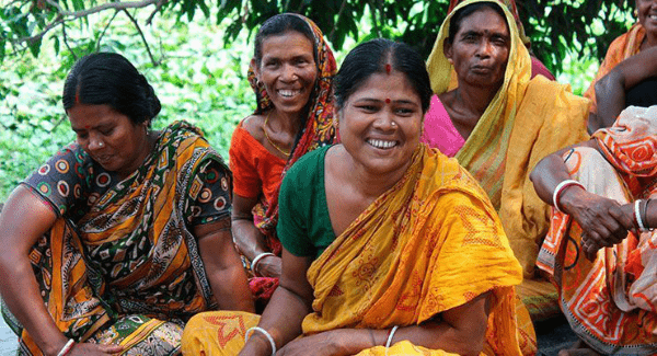 Grupo de mujeres indias sonrientes para la sección de ayuda al desarrollo de Calcuta Ondoan