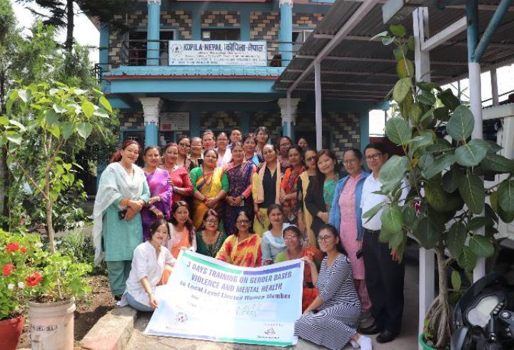 Grupo de mujeres nepalíes con una pancarta en el exterior del centro Kopila de Nepal para ilustrar el proyecto 