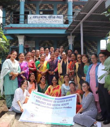 proyecto-kopila-nepal-intro Grupo de mujeres nepalíes con una pancarta en el exterior del centro Kopila de Nepal para ilustrar el proyecto