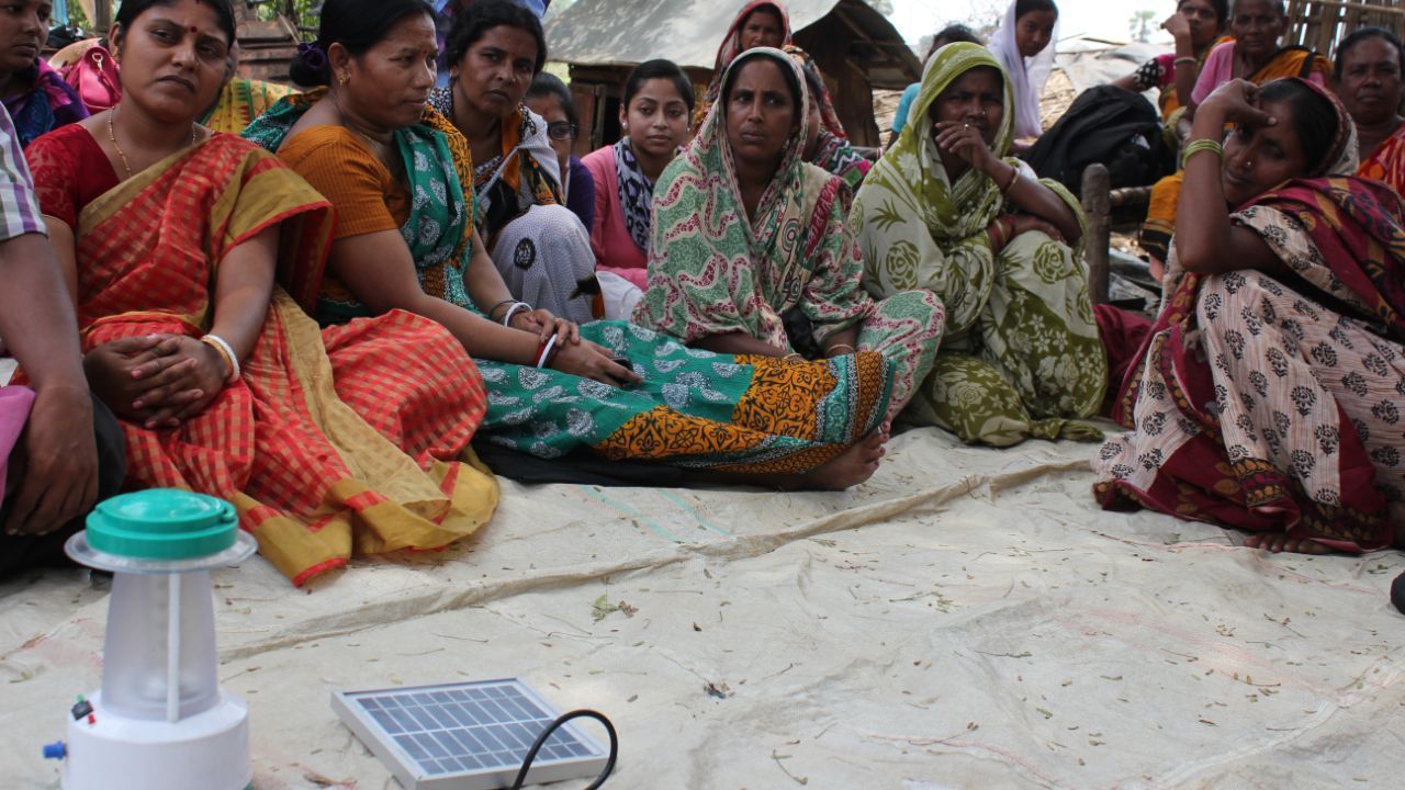 proyectos-mujeres-de-luz-01 Mujeres sentadas en la calle con una lámpara que funciona con placa solar que ellas fabrican para acompañar a la sección del proyecto