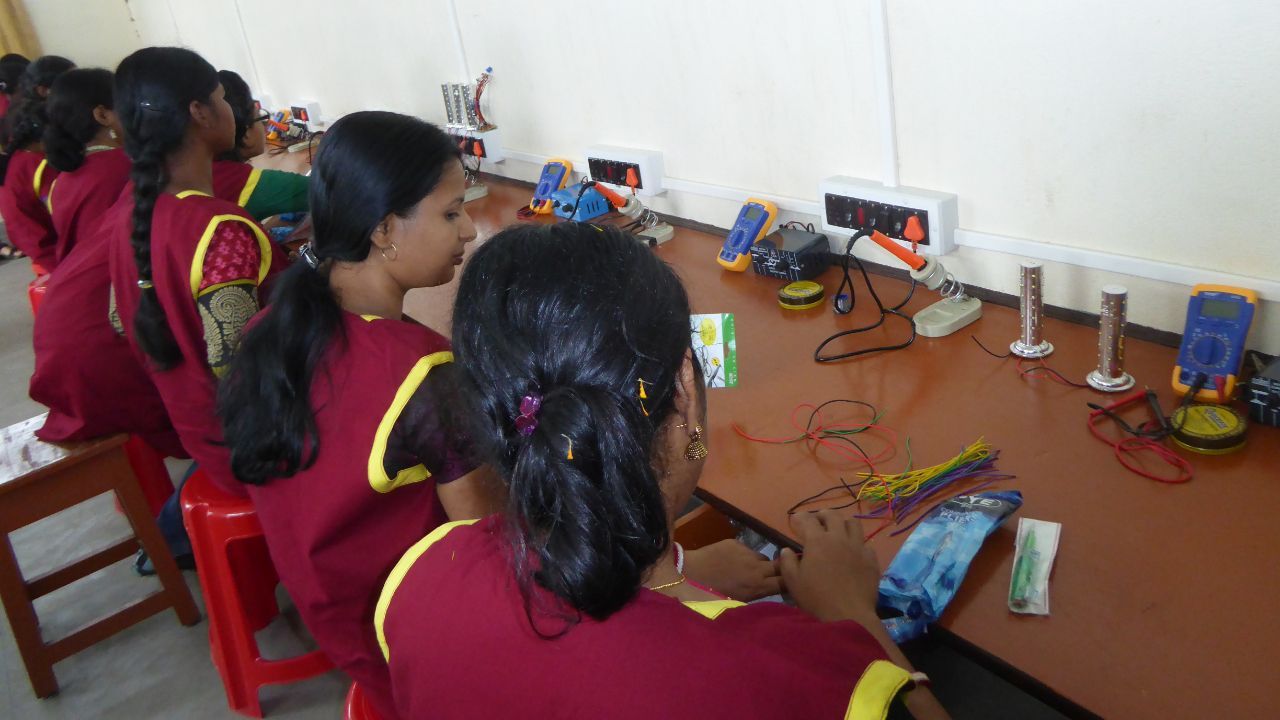 proyectos-mujeres-de-luz-04 Mujeres trabajando con componentes electrónicos para acompañar a la sección del proyecto