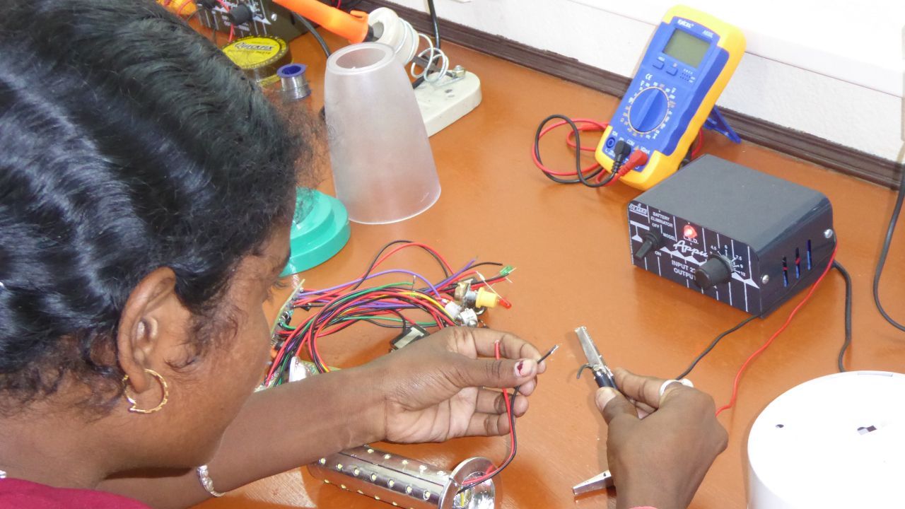 proyectos-mujeres-de-luz-05 Mujer trabajando con componentes electrónicos para acompañar a la sección del proyecto