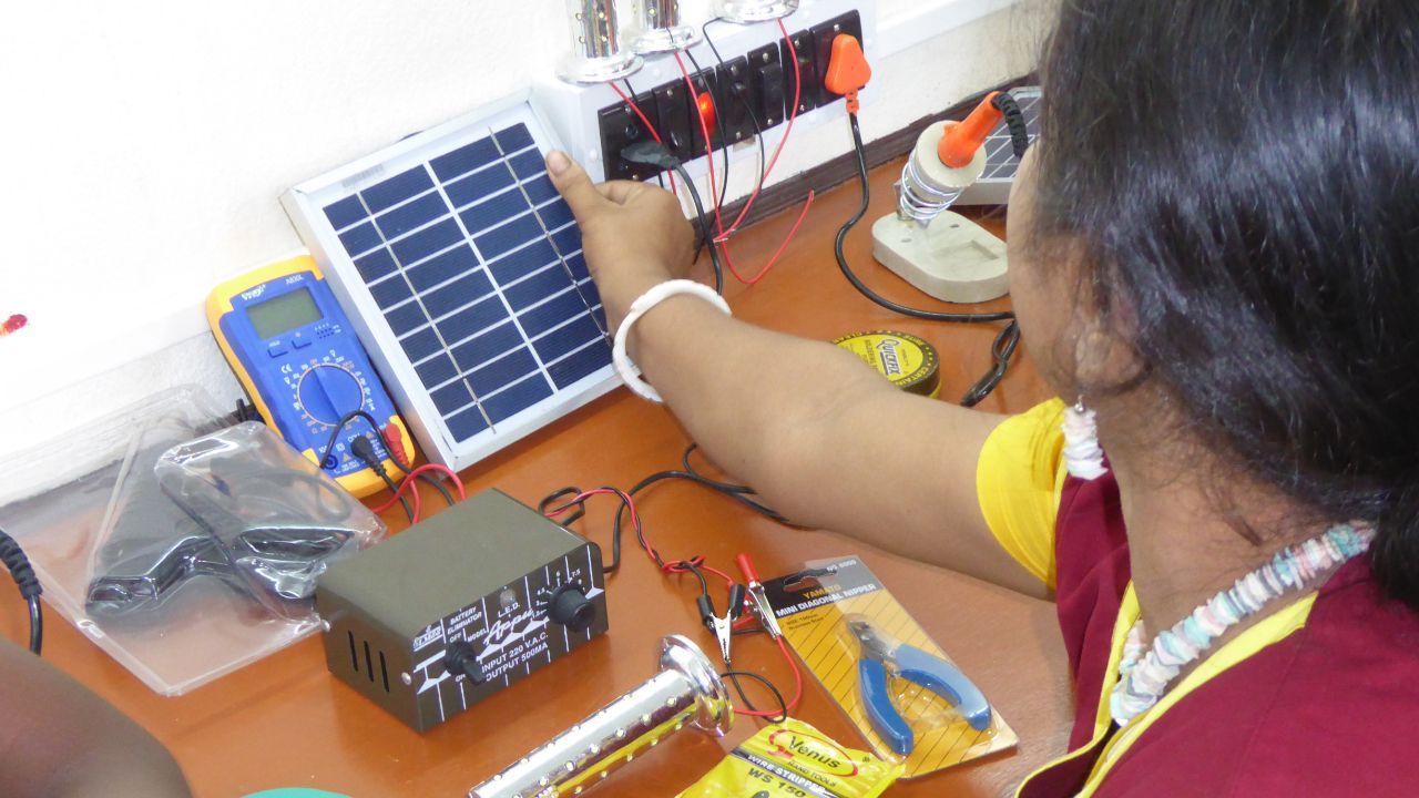 proyectos-mujeres-de-luz-06 Mujer trabajando con componentes electrónicos para acompañar a la sección del proyecto