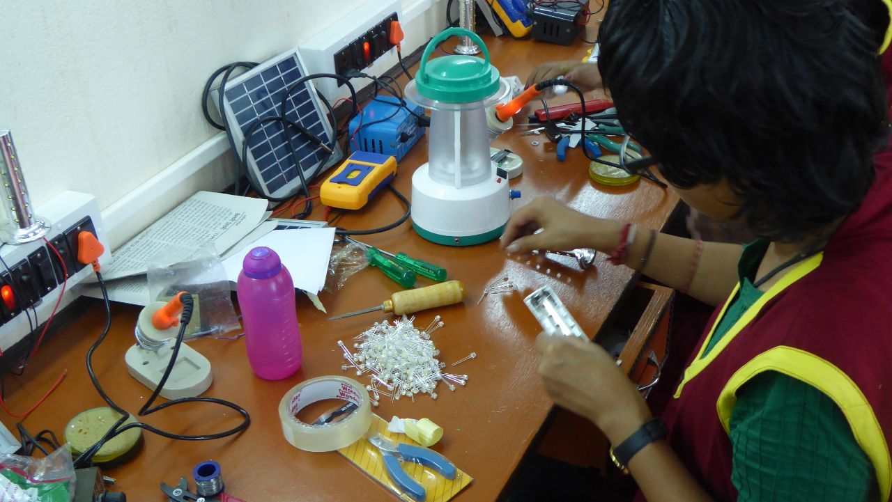 proyectos-mujeres-de-luz-07 Mujer trabajando con componentes electrónicos para acompañar a la sección del proyecto