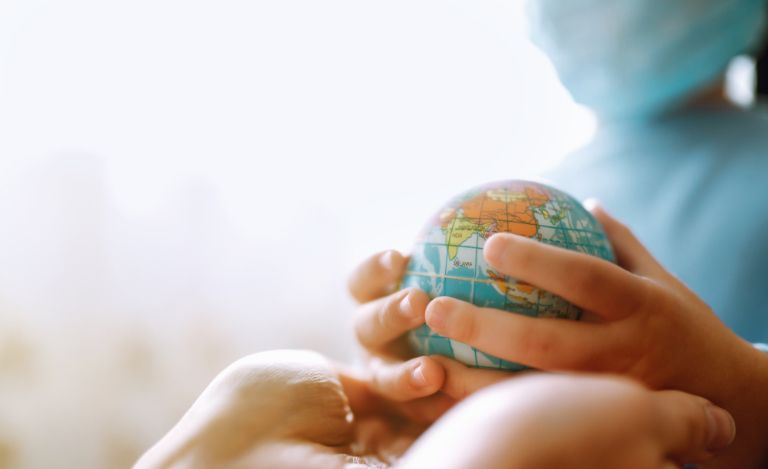 calcuta-ondoan-educacion-social-portada Niño sosteniendo una pelota de globo terráqueo para la sección de Sensibilización y Educación para la transformación social de Calcuta Ondoan