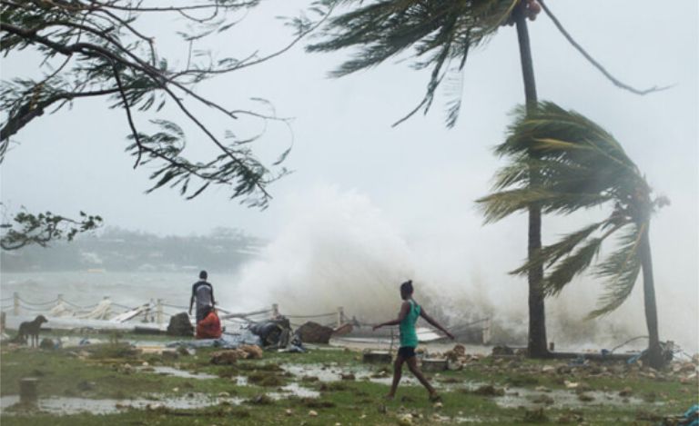 calcuta-ondoan-emergencias-portada imagen de los efectos de un cliclon en india para la sección de emergencias en portada de Calcuta Ondoan