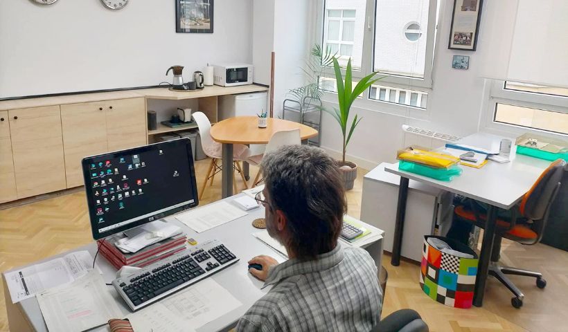 calcuta-ondoan-noticias-co-nueva-ubicacion Interior de la oficina de Calcuta Ondoan en Donostia