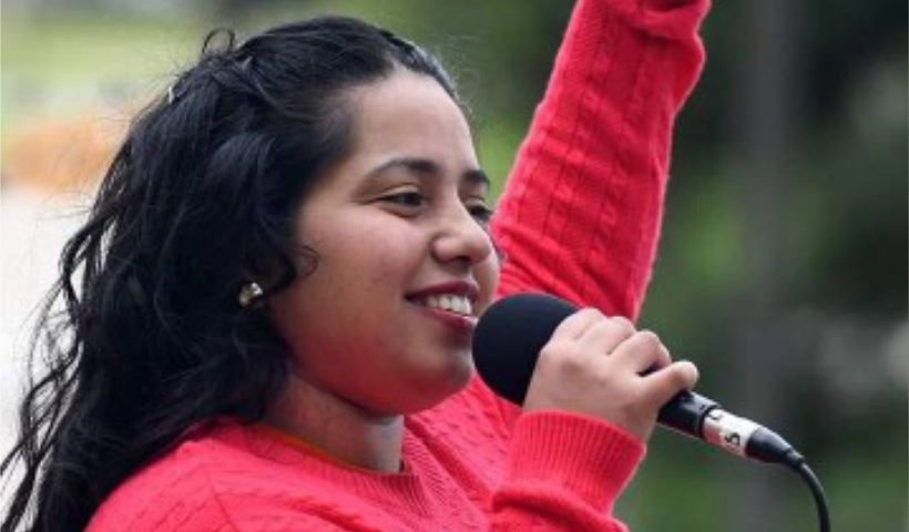 Mujer joven con un micrófono para noticia de la visita de La Morera de Argentina invitada por Calcuta Ondoan